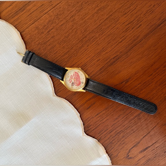 RARE Detroit Red Wings Watch - Leather Strap and WORKS - Picture 6 of 6